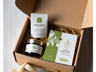 Starannie zapakowany zestaw produktów wellness, w tym witaminy, herbata i mała książka