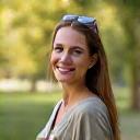 Portret Joanny Zielińskiej, coach mindfulness, spokojna i uśmiechnięta